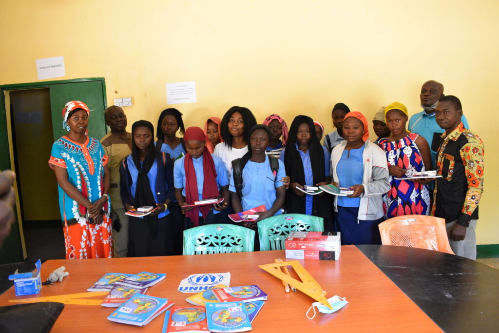 Femme et filles sciente